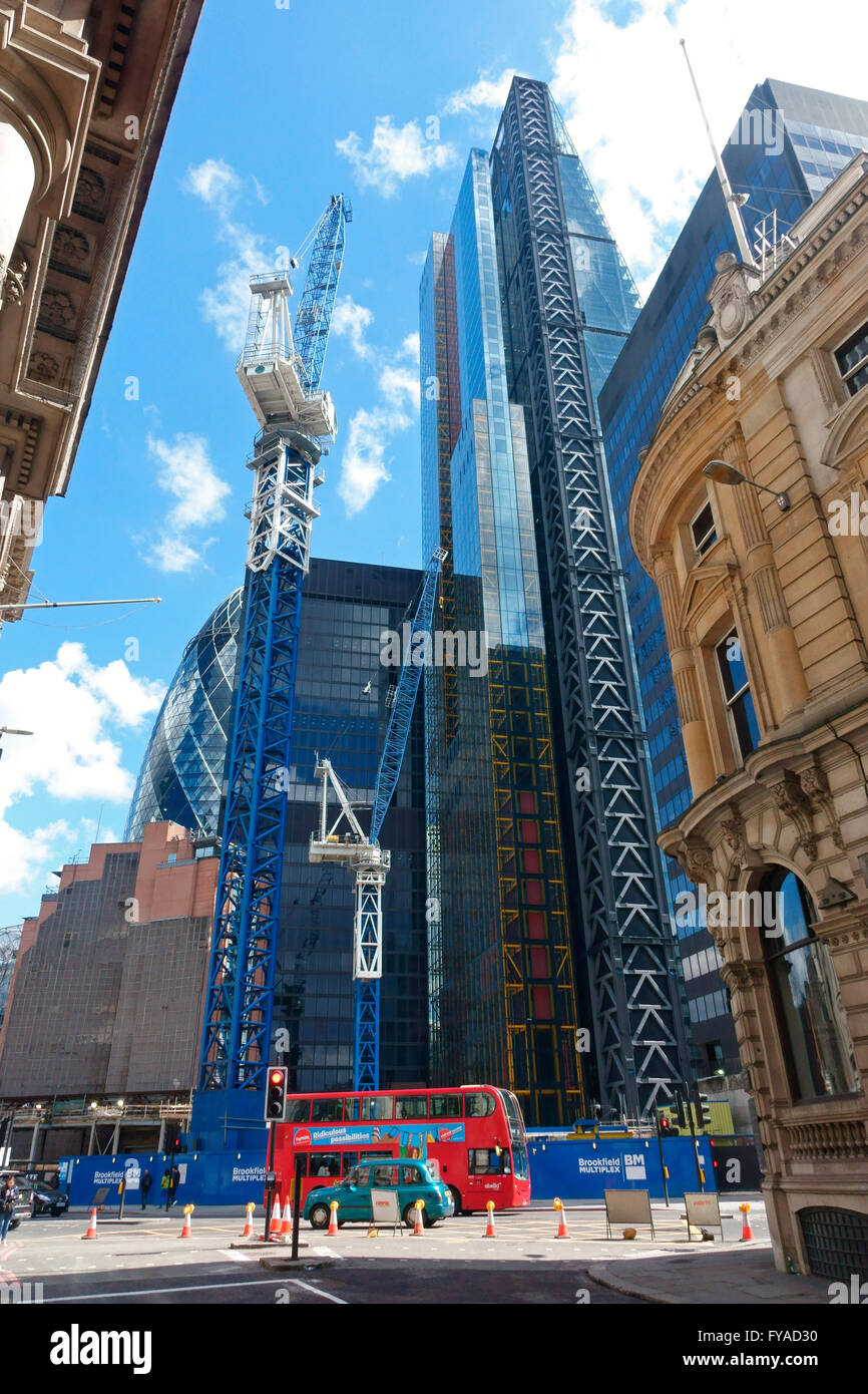 Città di Londra vista da Threadneedle Street del sito di costruzione per un altro nuovo blocco a torre nel quartiere finanziario, England, Regno Unito Foto Stock