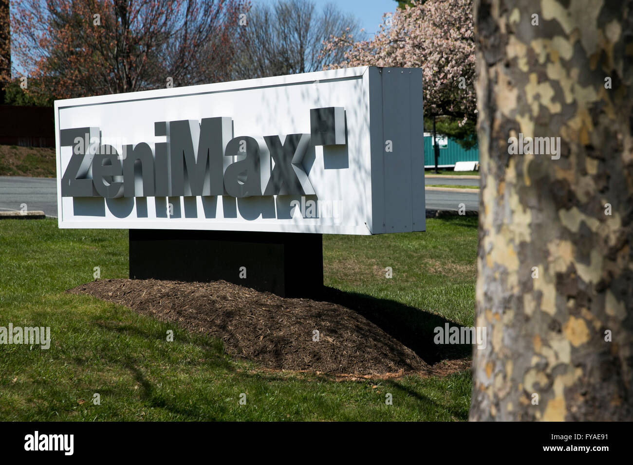 Un logo segno al di fuori della sede di ZeniMax Media, società madre di Bethesda Softworks, in Rockville, Maryland su Aprile Foto Stock