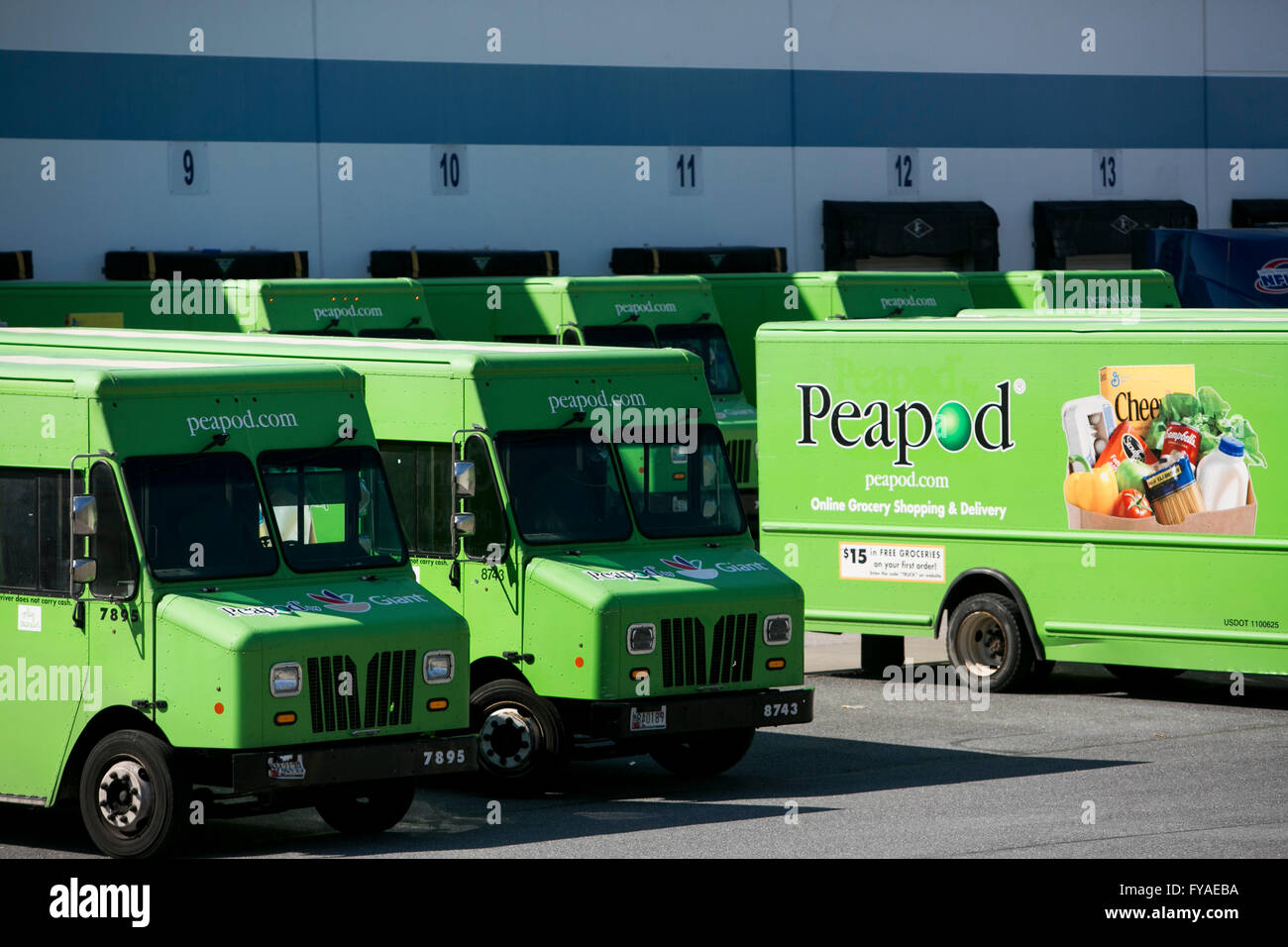 I furgoni con logo Peapod al di fuori di un magazzino di distribuzione di Hannover, Maryland il 10 aprile 2016. Foto Stock