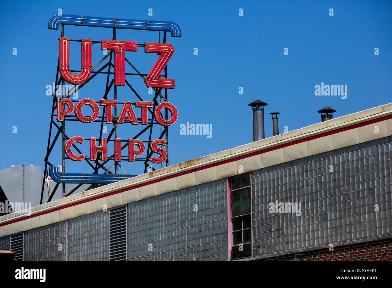 Un segno del logo al di fuori di una struttura occupata da Utz Quality Foods, Inc. di Hannover, Pensilvania il 17 aprile 2016. Foto Stock