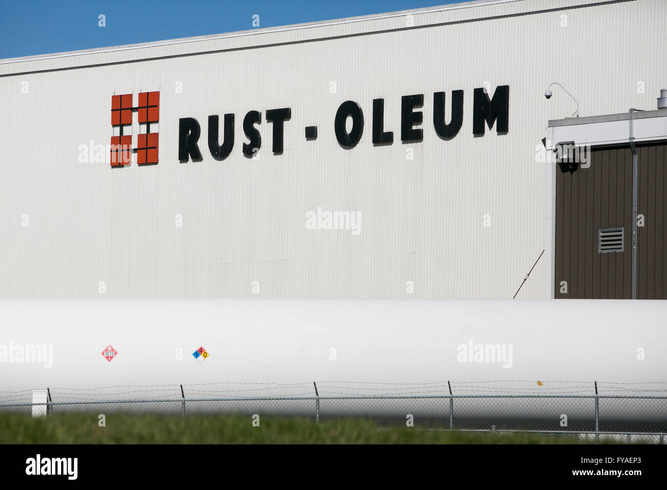 Un segno del logo al di fuori di una struttura occupata da Rust-Oleum in Williamsport, Maryland il 17 aprile 2016. Foto Stock