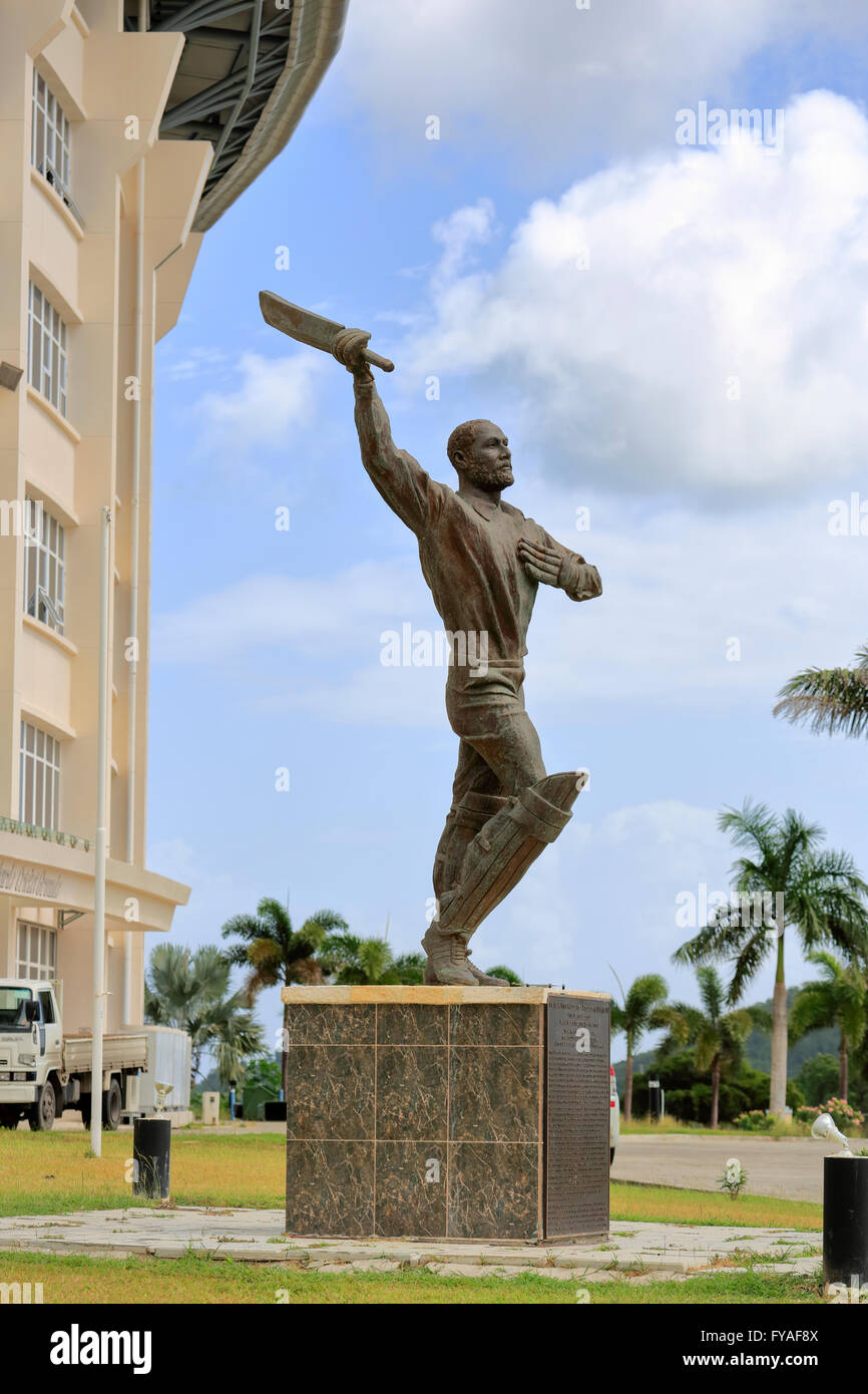 Statua del battitore cricketing grande Sir Vivian Richards al di fuori del Sir Vivian Richards Stadium, Antigua e Barbuda, Antille Foto Stock