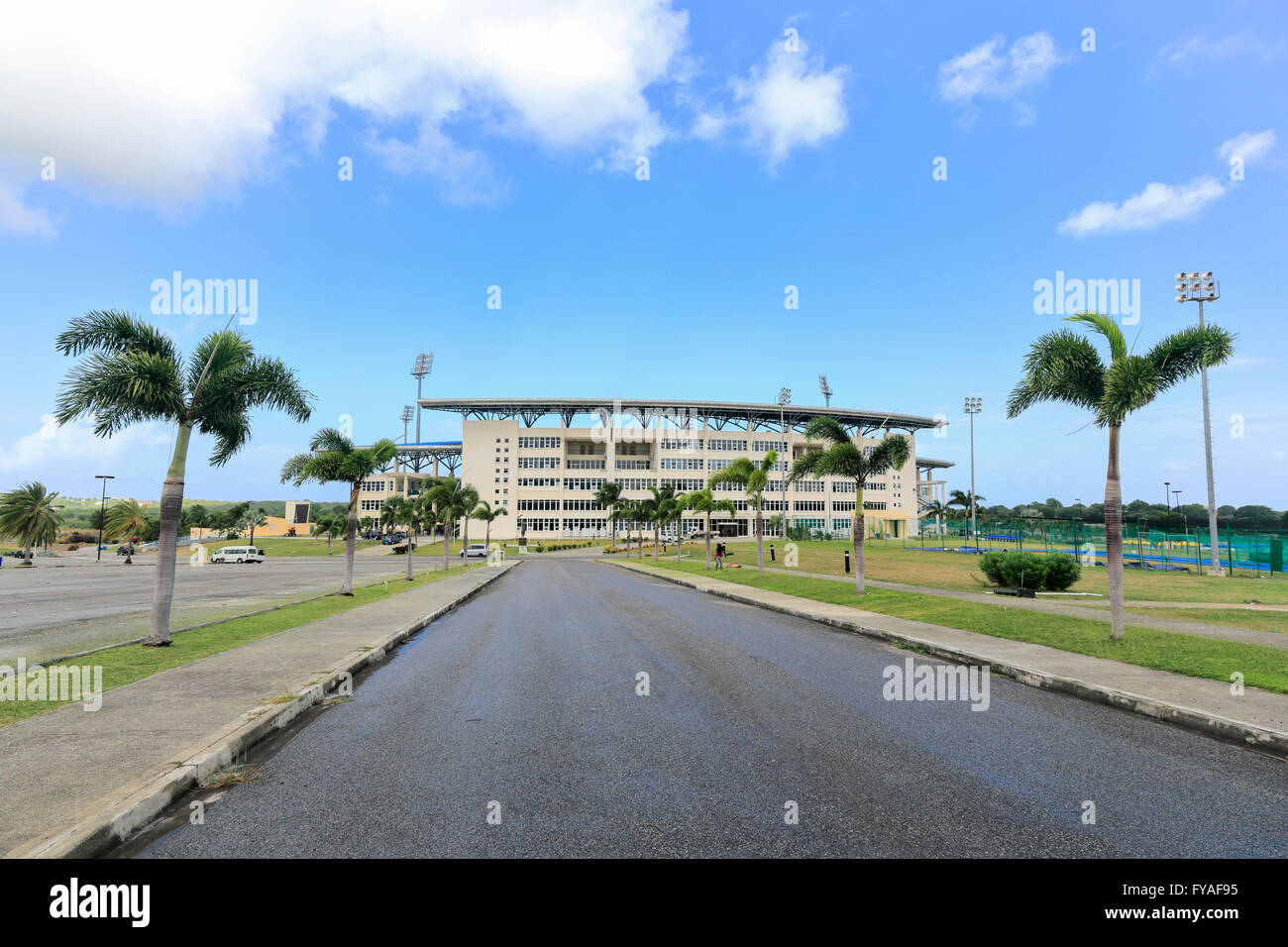 L'iconico architettura moderna Sir Vivian Richards Stadium, Antigua e Barbuda, West Indies con un cielo blu Foto Stock