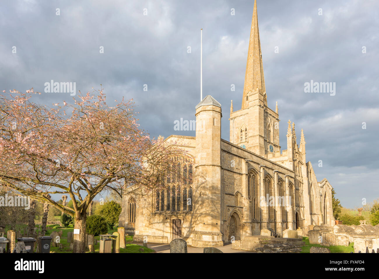 San Giovanni Battista nel tardo pomeriggio di luce, Burford Cotswolds, Oxfordshire, England, Regno Unito Foto Stock