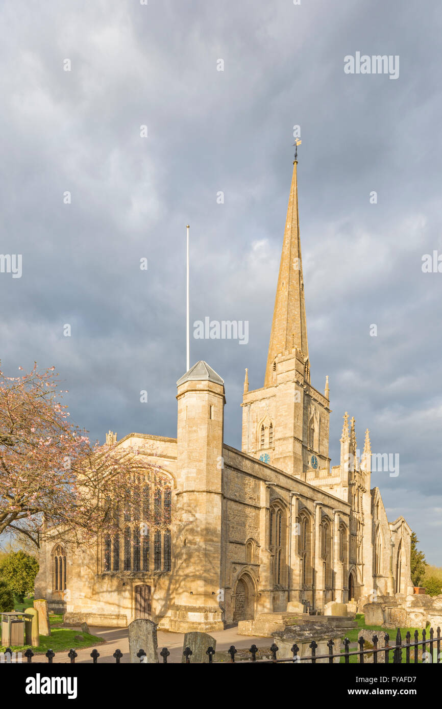 San Giovanni Battista nel tardo pomeriggio di luce, Burford Cotswolds, Oxfordshire, England, Regno Unito Foto Stock