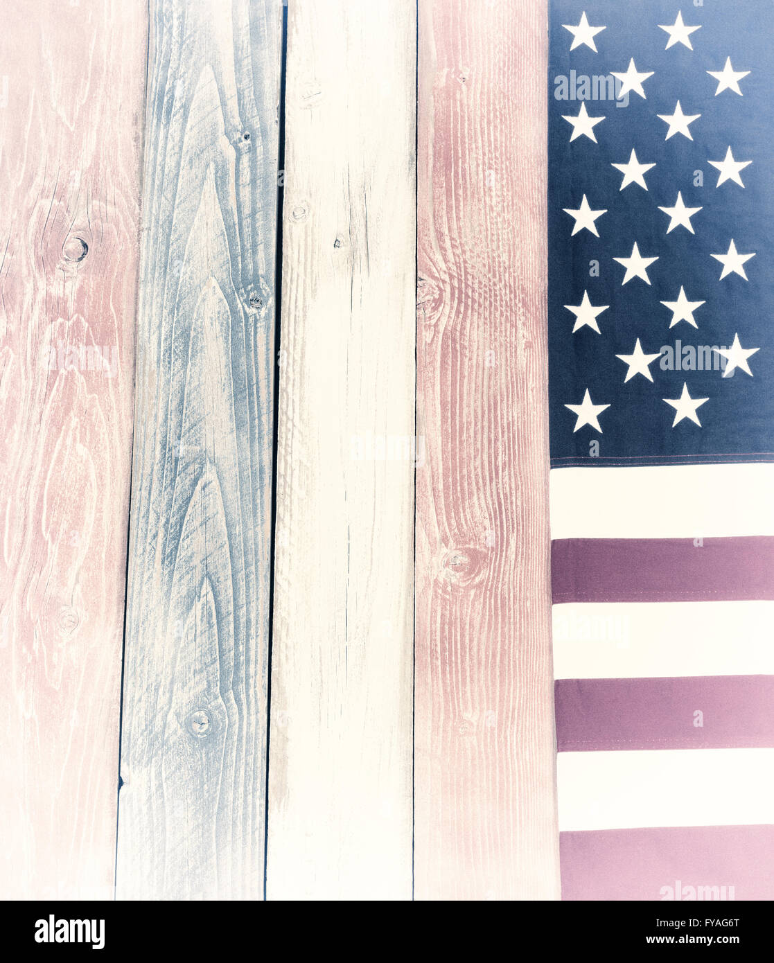 Bandiera degli Stati Uniti sul bordo verticale verniciato rustico di tavole di legno in colori nazionali del paese. Effetto Vintage aggiunto all'immagine. Foto Stock