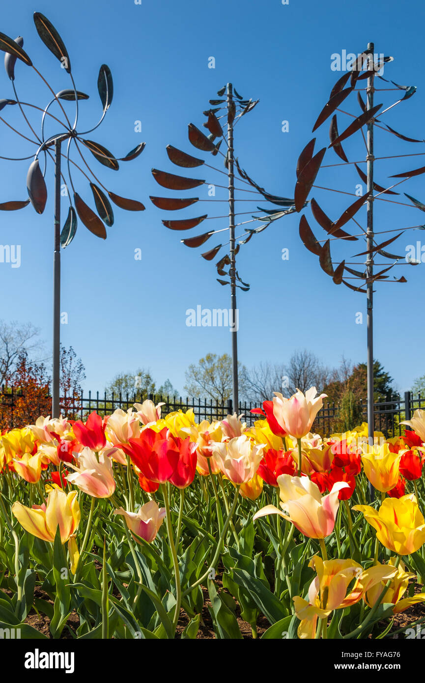 Tre sculture del vento in tulip garden a Muskogee, Oklahoma's Papilion in onore Heights Park. Stati Uniti d'America. Foto Stock