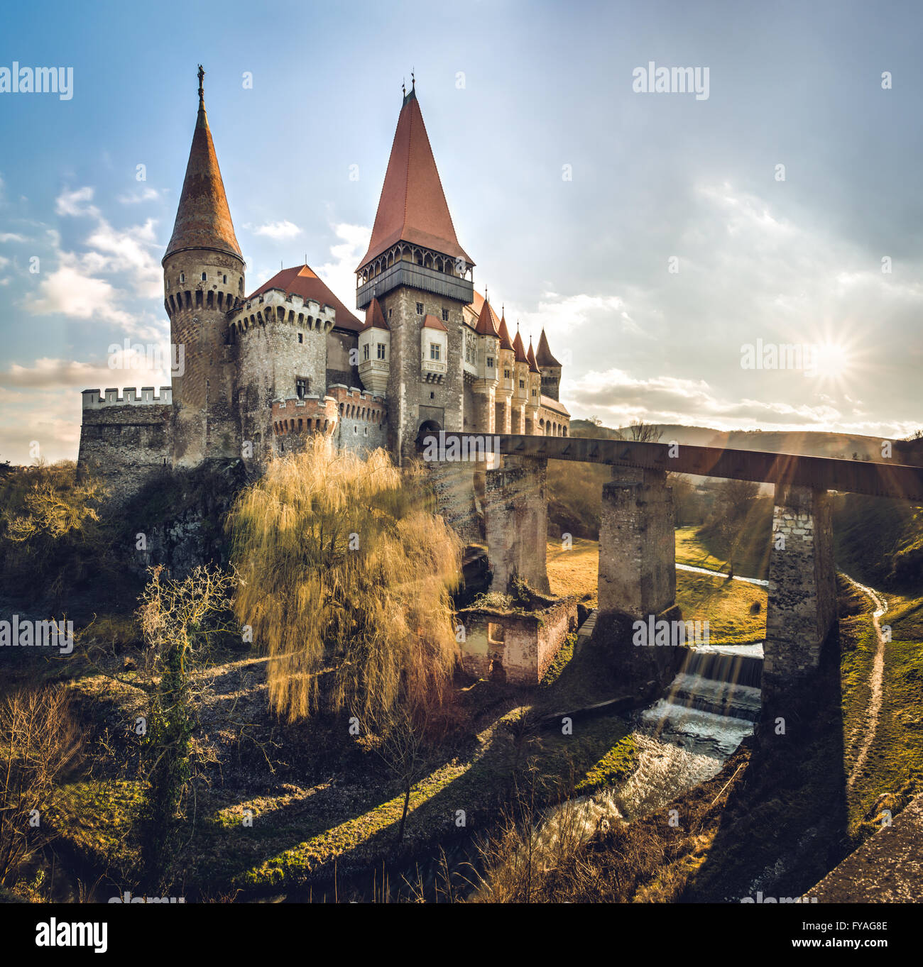 Hunedoara, Romania- Febbraio 20, 2016: Gotico Corvin castello dalla città di Hunedoara, Transilvania zona, unico e uno dei sette wond Foto Stock