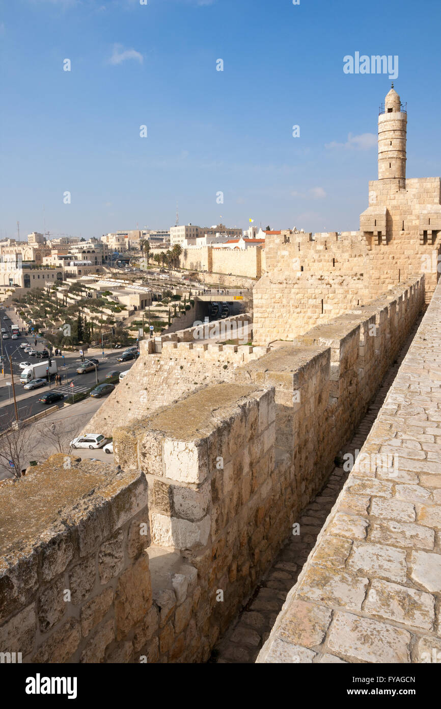 Vista dalle mura antiche della città di Gerusalemme. Foto Stock