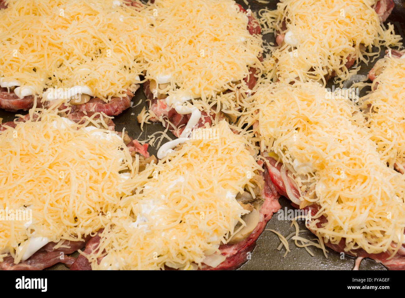 Il rosso fresco di carne durante la cottura arrosto Foto Stock