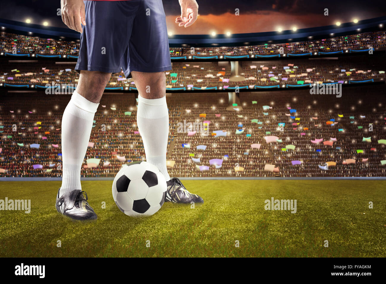 Immagine simbolica di un calcio o di giocatore di calcio sul campo Foto Stock