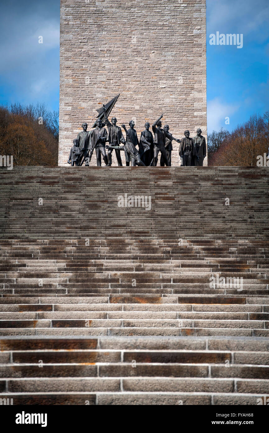 Fritz Cremer scultura dei prigionieri liberati con la 'Torre di liberta' dietro a Buchenwald Memorial, Germania. Foto Stock