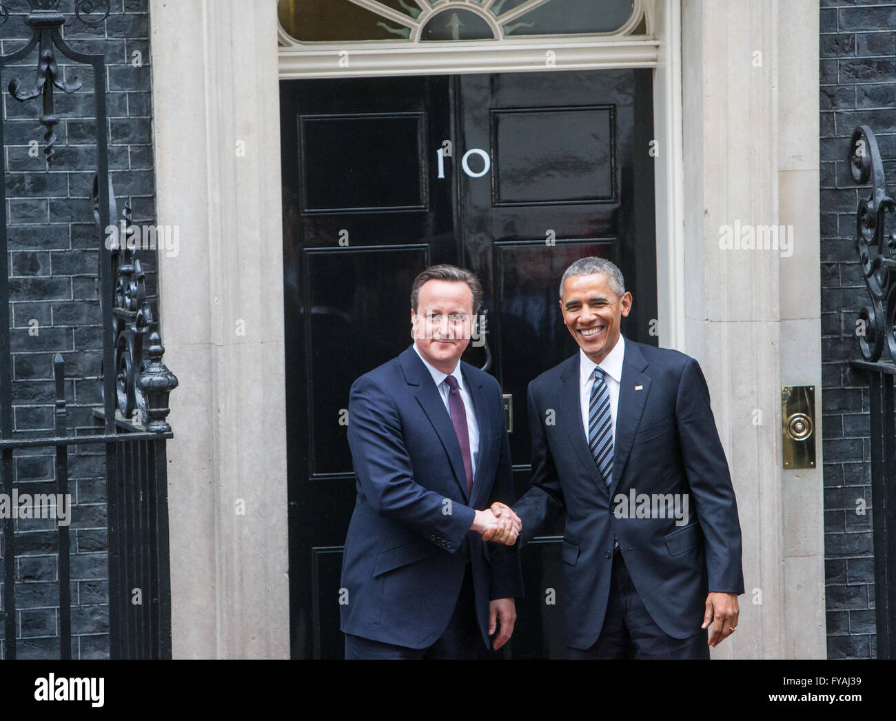 Il presidente Obama arriva al 10 di Downing Street per colloqui con il Primo Ministro David Cameron che saluta lui Foto Stock