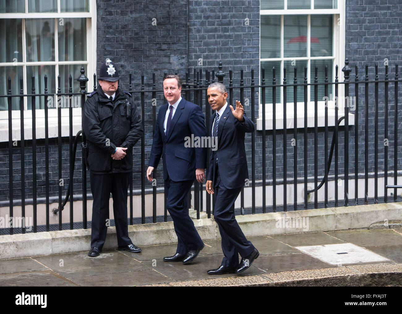 Il presidente Obama arriva al 10 di Downing Street per colloqui con il Primo Ministro David Cameron che saluta lui Foto Stock