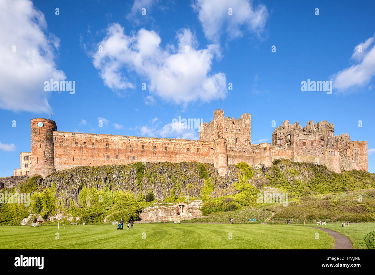 Il castello di Bamburgh, Northumberland, England, Regno Unito Foto Stock