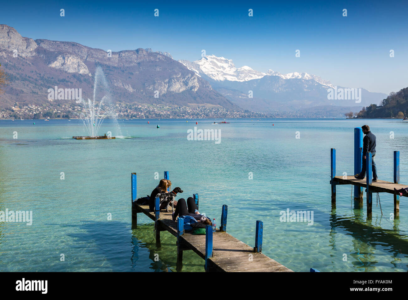 Molo nel lago di Annecy, Alta Savoia, Francia, per l'Europa. Con il paesaggio alpino e le Alpi in background. Foto Stock