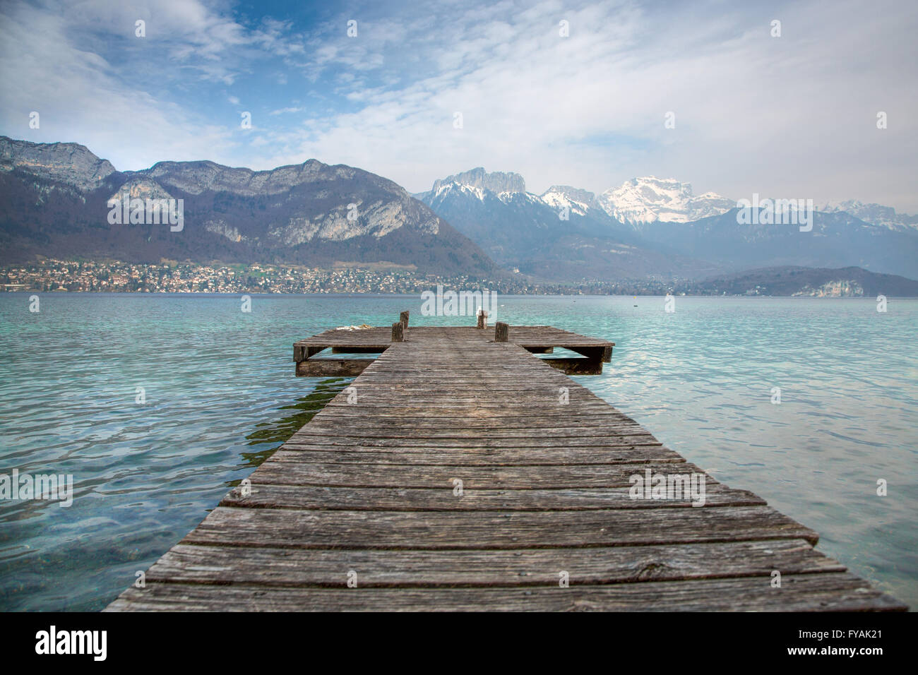 Molo nel lago di Annecy, Alta Savoia, Francia, per l'Europa. Con il paesaggio alpino e le Alpi in background. Foto Stock