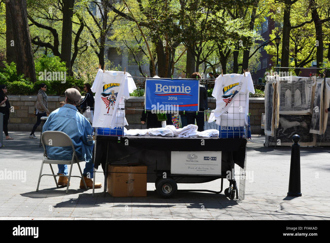 Bernie Sanders sostenitore la vendita di merce in Union Square a New York City. Foto Stock