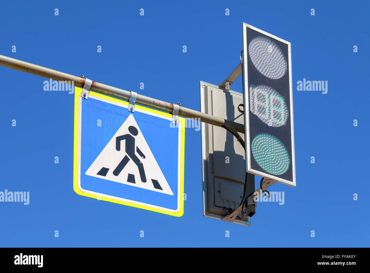 Segno del traffico di attraversamento pedonale e semaforo con cielo blu in background Foto Stock