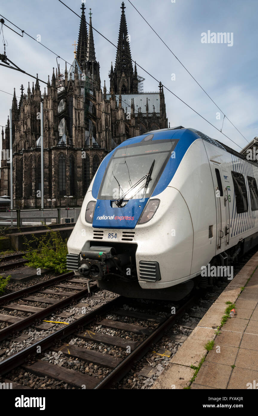 La National Express Treno in partenza Colonia Stazione sul RE7 service di Rheine, NRW, Germania. Foto Stock