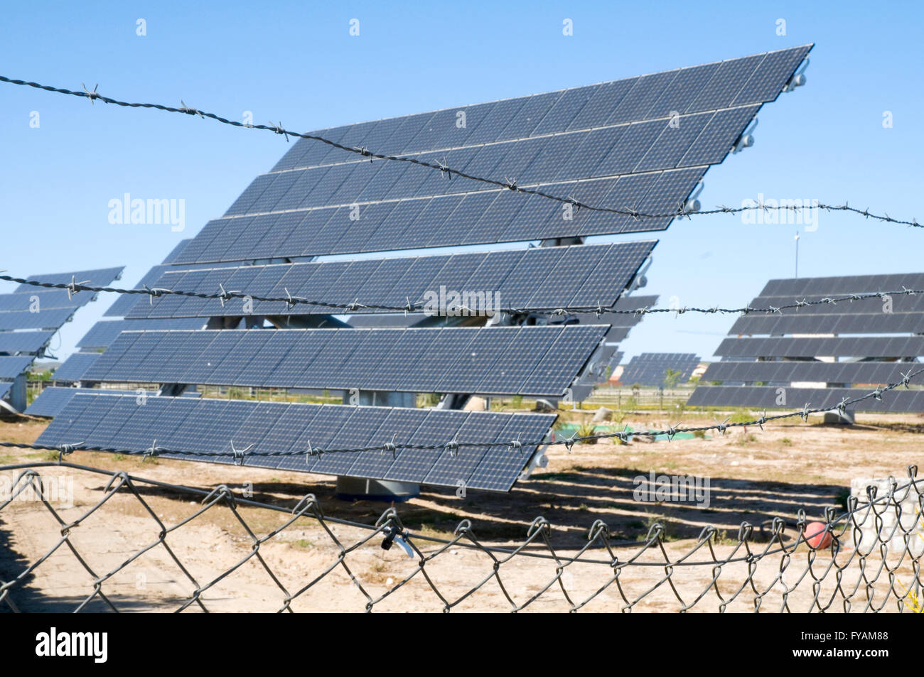 Pannelli solari dietro il recinto di filo. Energia solare per impianto di produzione. Provincia di Toledo. Castiglia La Mancha. Spagna. Foto Stock