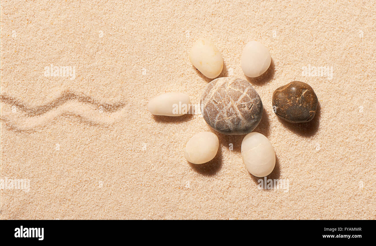 Turtle fatta di pietre di mare con marchio di coda su sabbia. Estate spiaggia sfondo. Vista da sopra Foto Stock