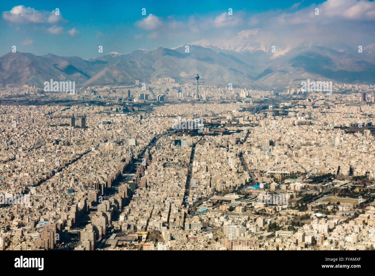 Vista aerea del calcestruzzo proliferazione di Tehran, Iran con le vette delle montagne Alborz in background Foto Stock