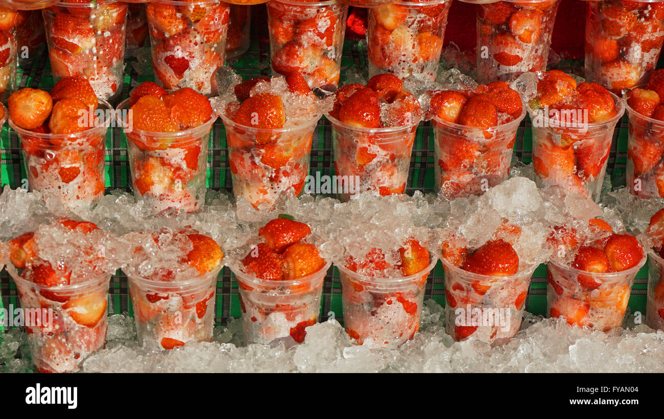 Tailandese tradizionale cibo di strada con frutta fresca Foto Stock