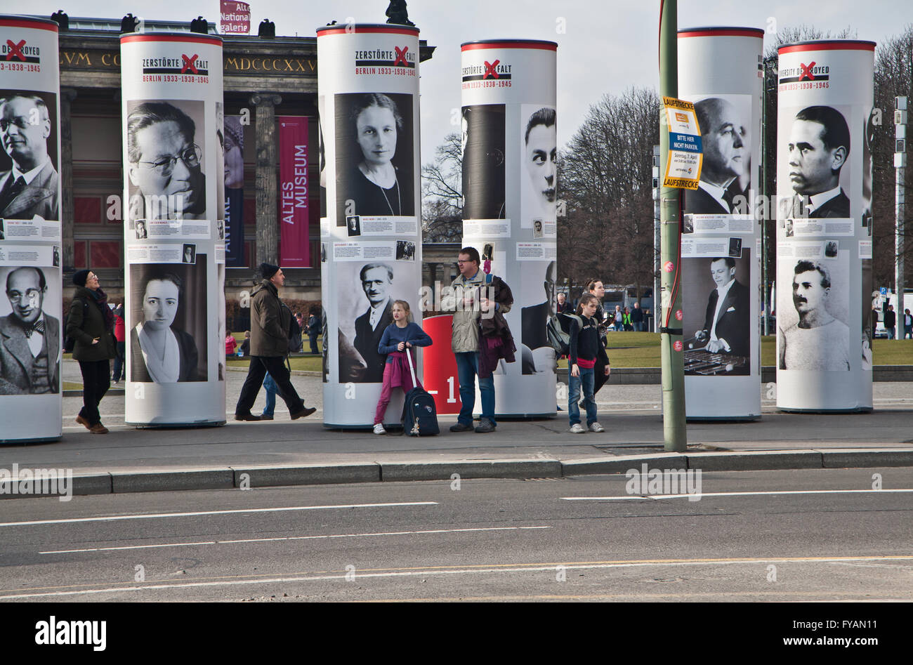 Visualizzare le colonne al di fuori della vecchia galleria nazionale museo di Berlino, Germania. Foto Stock