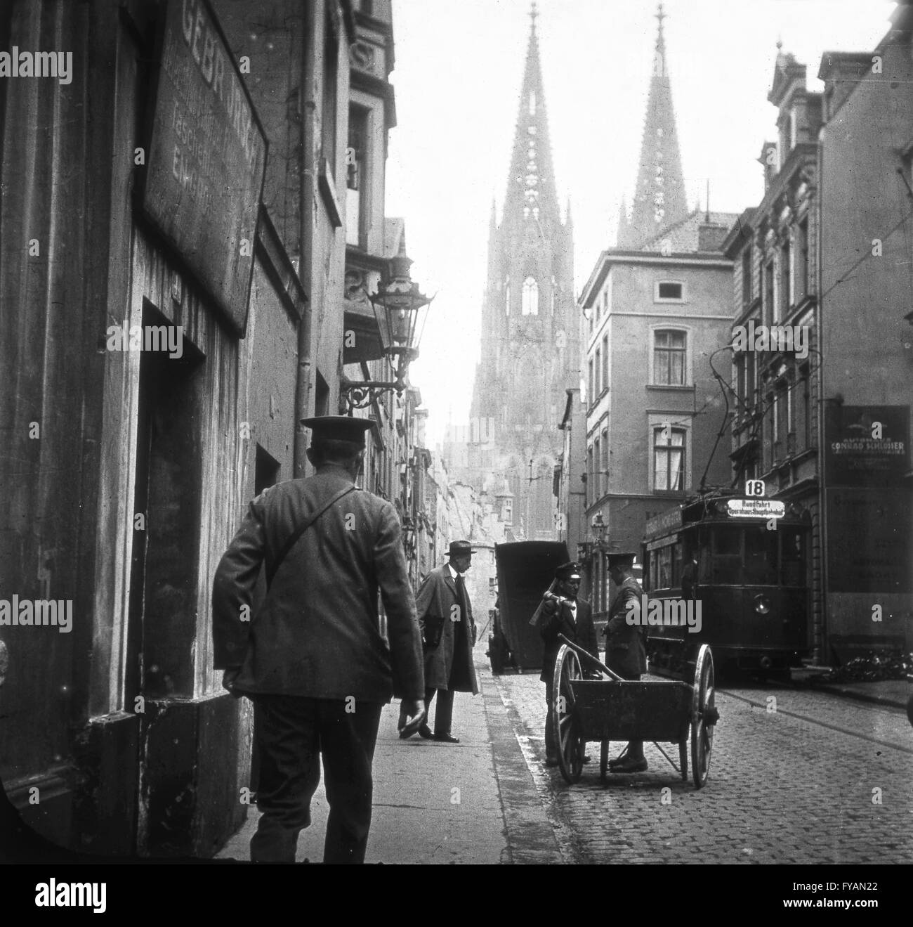 Koln Colonia Germania 1930 trafficata strada tedesca nella Repubblica di Weimar Foto Stock
