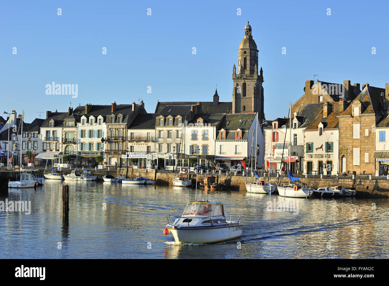Il motoscafo di lasciare il porto di Le Croisic, Loire-Atlantique, Pays-de-la-Loire, Francia Foto Stock