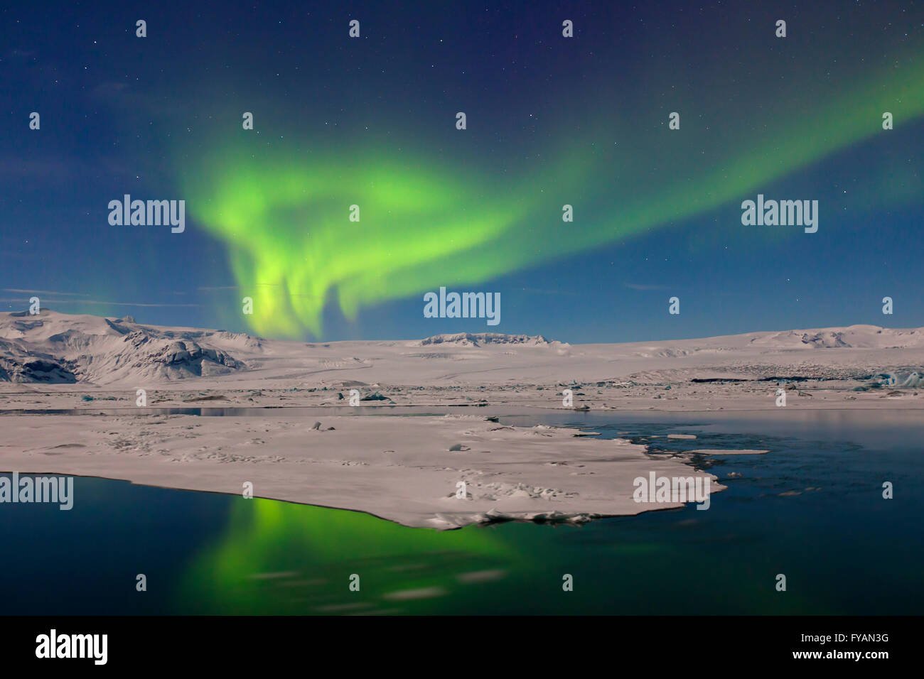 Luci del Nord / Aurora boreale, meteo fenomeno mostra luce display sopra la laguna Joekulsarlon in inverno, Islanda Foto Stock