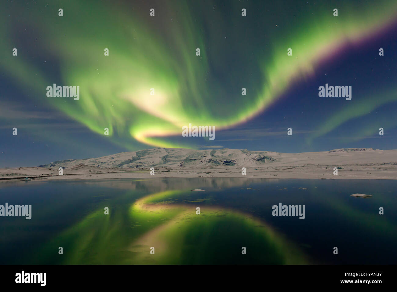 Luci del Nord / Aurora boreale, meteo fenomeno mostra luce display sopra la laguna Joekulsarlon in inverno, Islanda Foto Stock