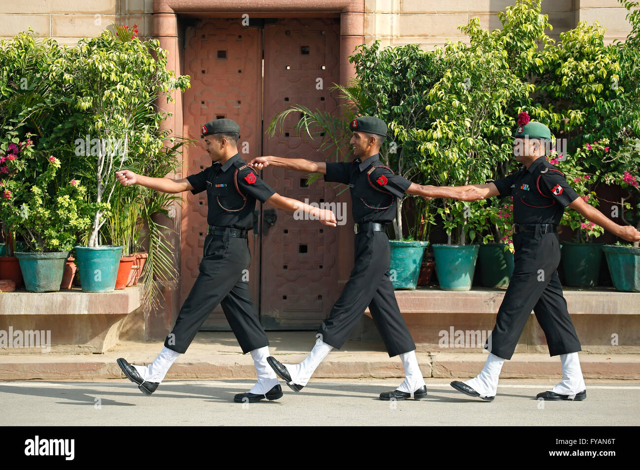 Soldati che marciano durante la cerimonia militare, India Gate New Delhi, India Foto Stock