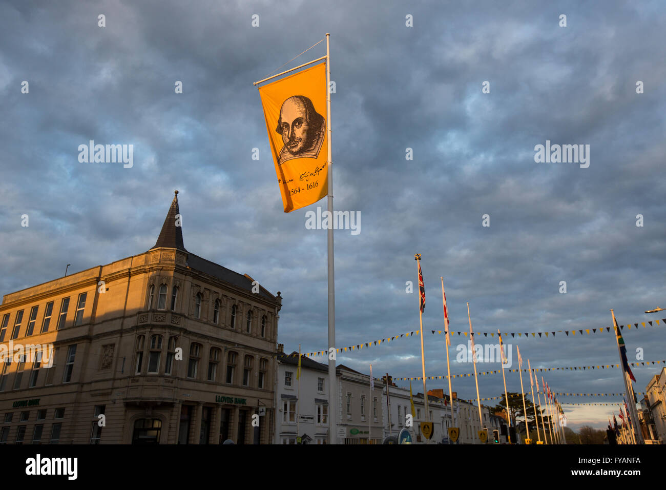 Un indicatore che mostra Shakespeare's face vola sopra il centro di Stratford-upon-Avon per commemorare il quattrocentesimo anniversario della sua morte Foto Stock