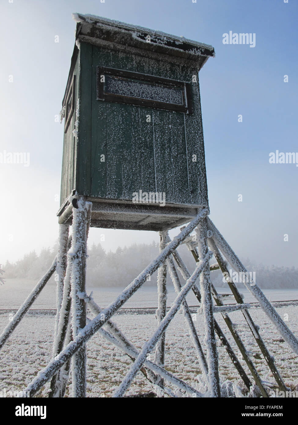 Coperto di brina stand di tiro vicino Poldovka, Repubblica Ceca Foto Stock