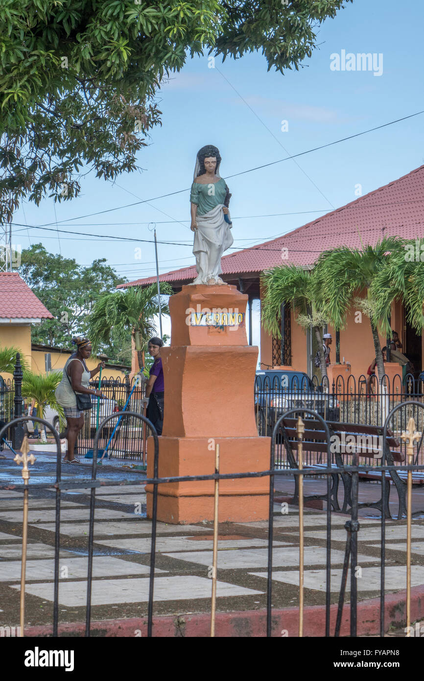 Statua femminile nella città di Trujillo in Honduras al centro della città il Parque Central la parola Verano dipinto su di esso Foto Stock
