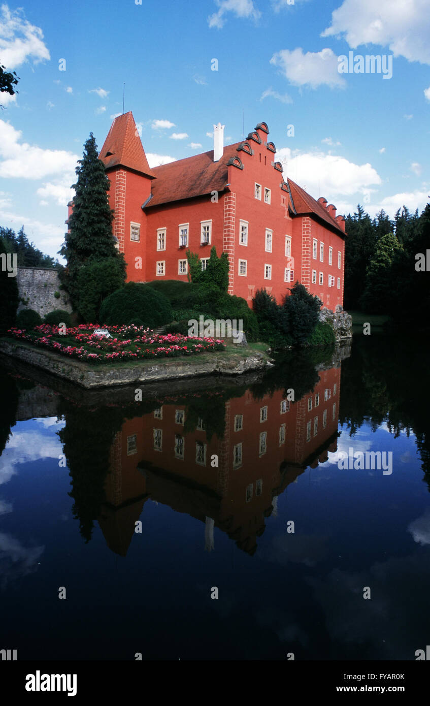Repubblica ceca, Boemia Meridionale, acqua chateau Cervena Lhota costruito durante il rinascimento Foto Stock