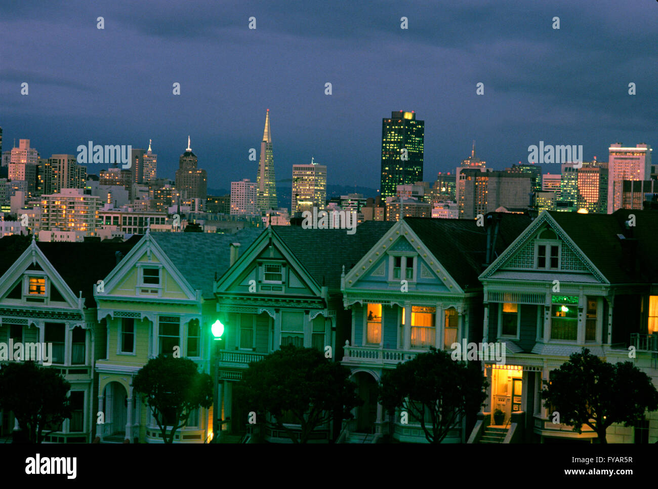Case in stile vittoriano, San Francisco, California, Alamo Square, uniforme, skyline, crepuscolo, strutture in legno Foto Stock