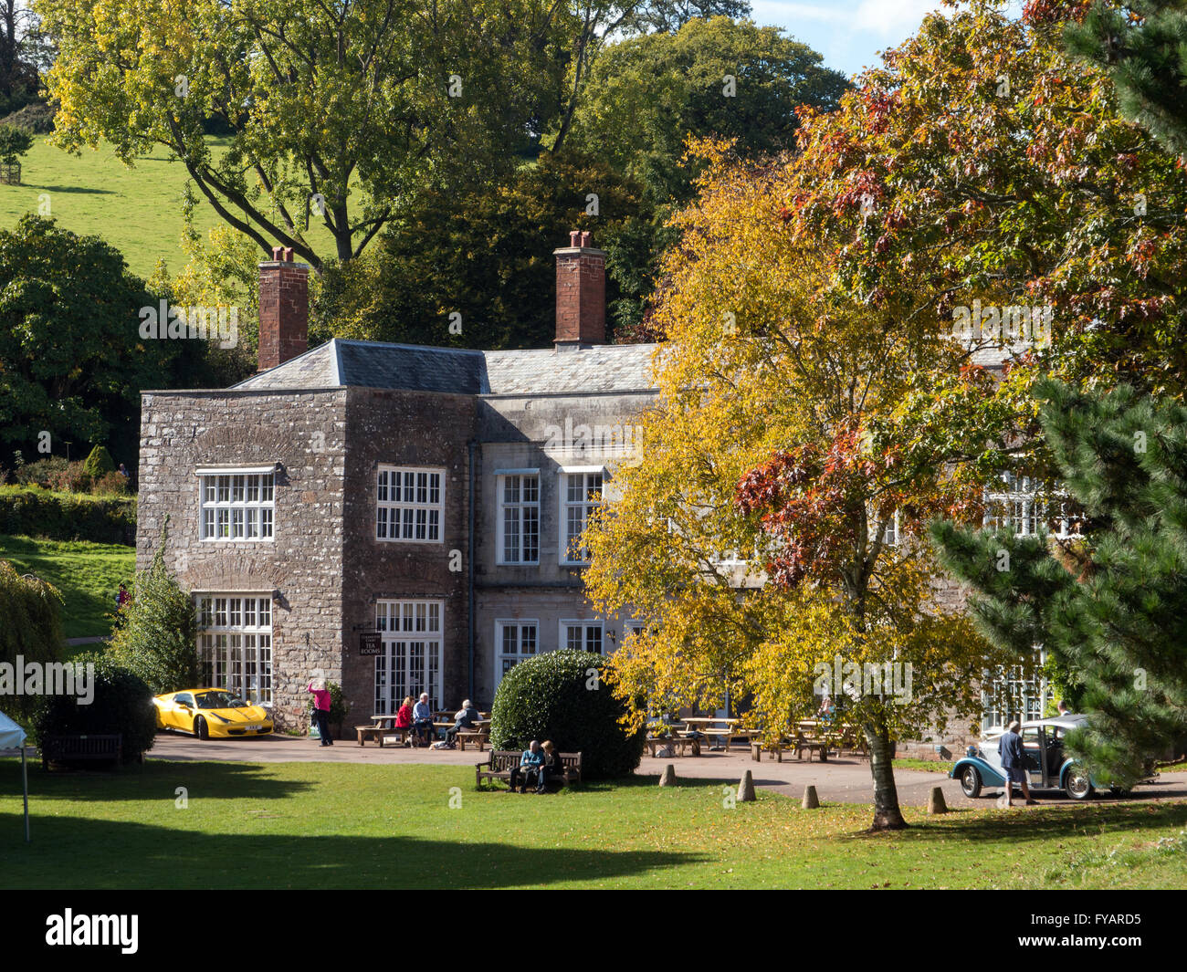 Cockington Court Mansion e Park, all'inizio dell'autunno, Cockington, Torquay, Torbay, Devon, Inghilterra Foto Stock