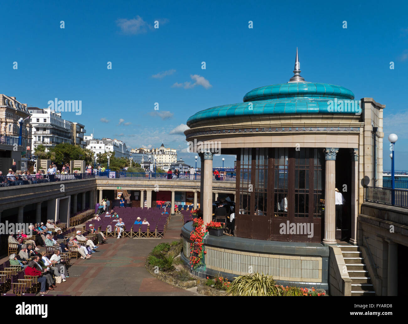 Il famoso Eastbourne Bandstand e lungomare, Eastbourne, East Sussex, Inghilterra Foto Stock