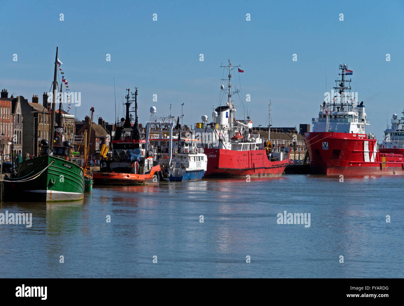 Navi e imbarcazioni ormeggiate sulla storica South Quay Waterfront, Great Yarmouth, Norfolk, Inghilterra Foto Stock
