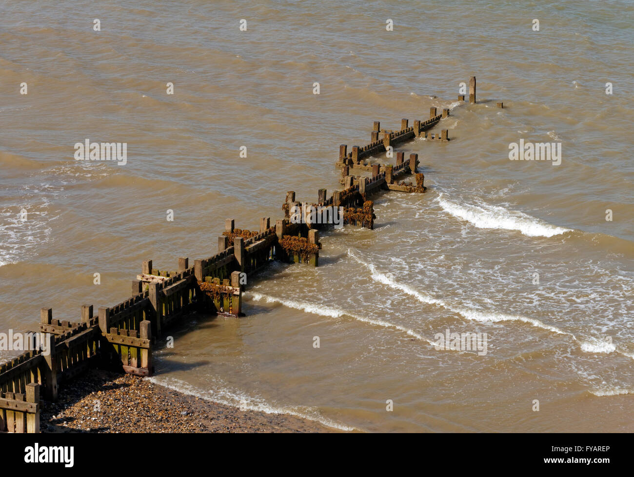 Struttura di frangionde in legno per la difesa del mare a est la costa di Norfolk a Mundesley, Norfolk, Inghilterra Foto Stock