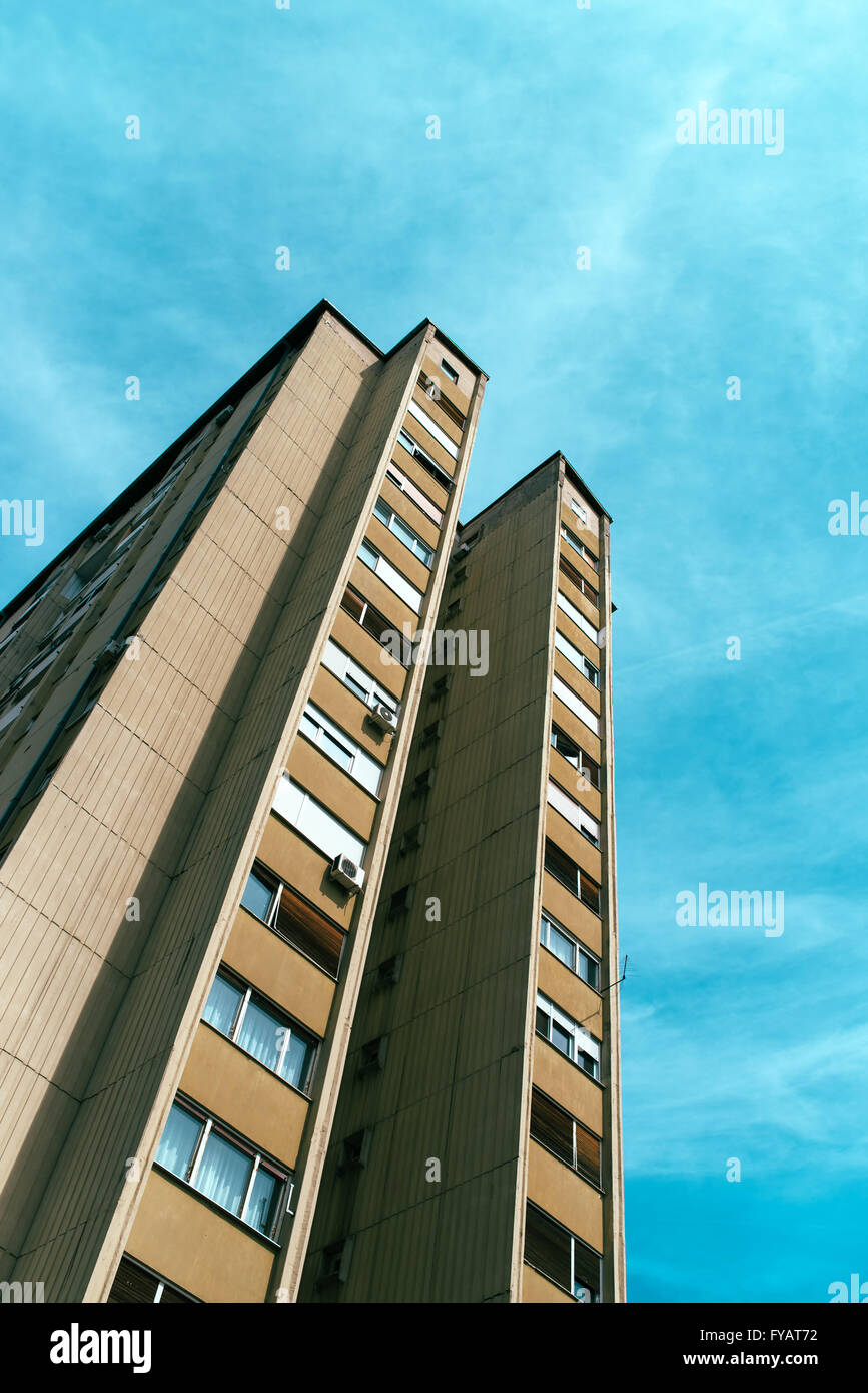 Architettura socialista esempio, alto grattacielo residenziale edificio, basso angolo vista dai toni rétro Foto Stock