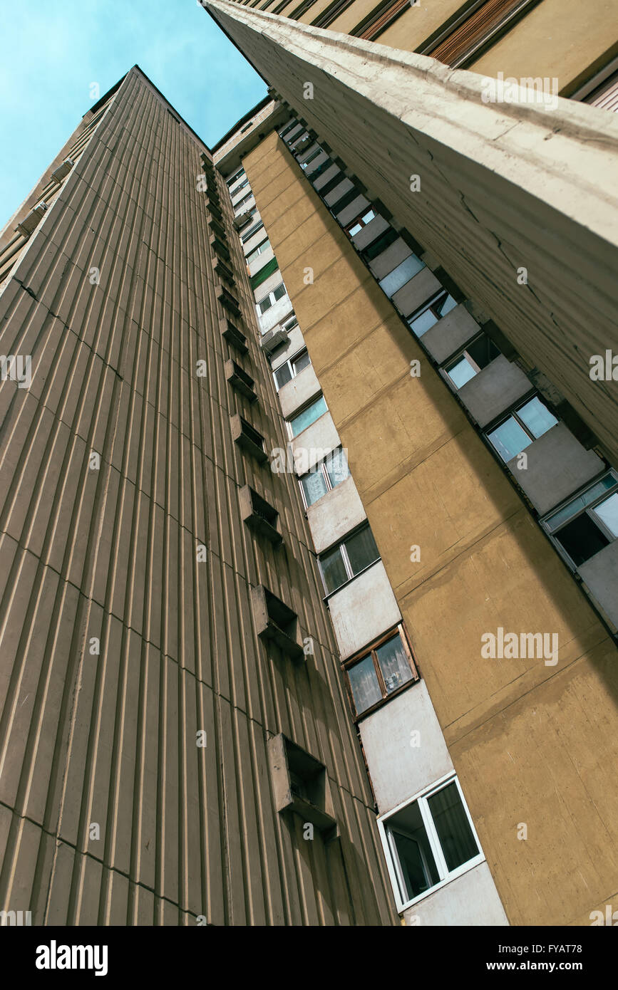 Architettura socialista esempio, alto grattacielo residenziale edificio, basso angolo vista dai toni rétro Foto Stock
