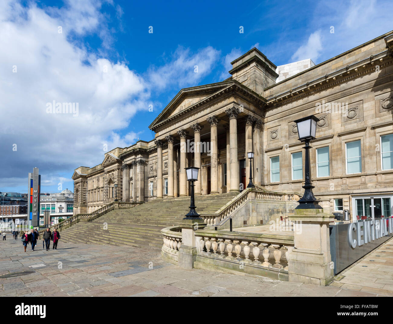 La biblioteca centrale e World Museum, William Brown Street, Liverpool, in Inghilterra, Regno Unito Foto Stock