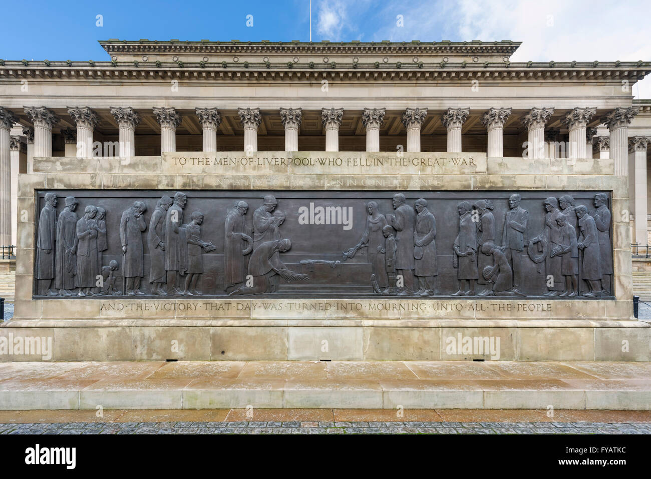 Il Liverpool il cenotafio di fronte a St George's Hall, St George's Plateau, Liverpool, Merseyside England, Regno Unito Foto Stock