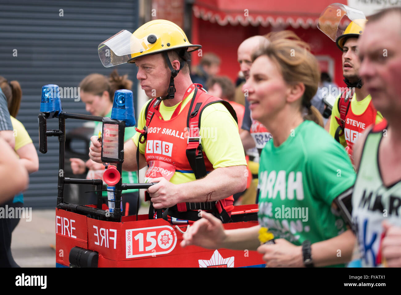 Londra - 24 aprile 2016. La maratona di Londra. I vigili del fuoco tentativo record mondiale di maratona più veloce in un quattro-persona costume. Foto Stock