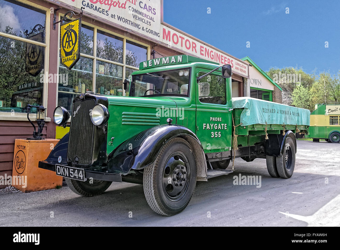 Pre-guerra 1930 (1936/8) Commercial Bedford serie W a 2 Ton carrello al di fuori del centro storico garage Foto Stock