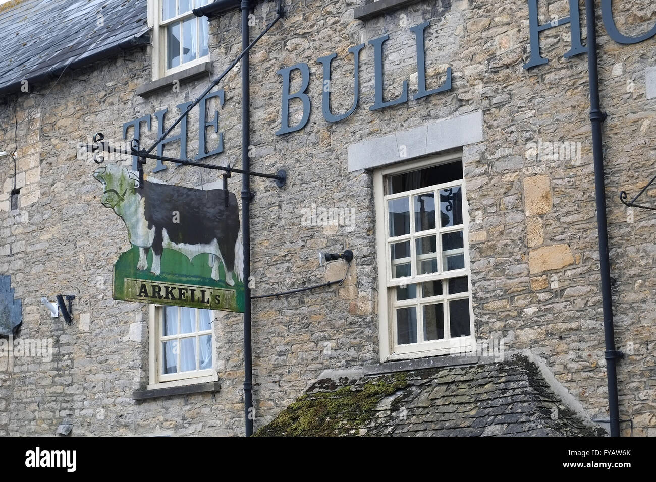 Il Bull Hotel si trova nel pittoresco villaggio di Fairford, Gloucestershire, Inghilterra, Regno Unito. Foto Stock